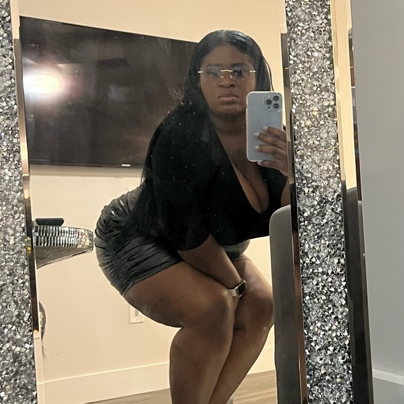 Meet your Posher, Amanda Nicole Host Pick/ Top 10% - Picture 6 of 11